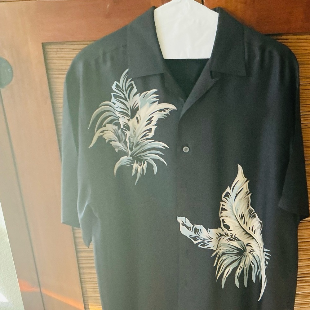 Black and cream button down short sleeve shirt 
100% silk